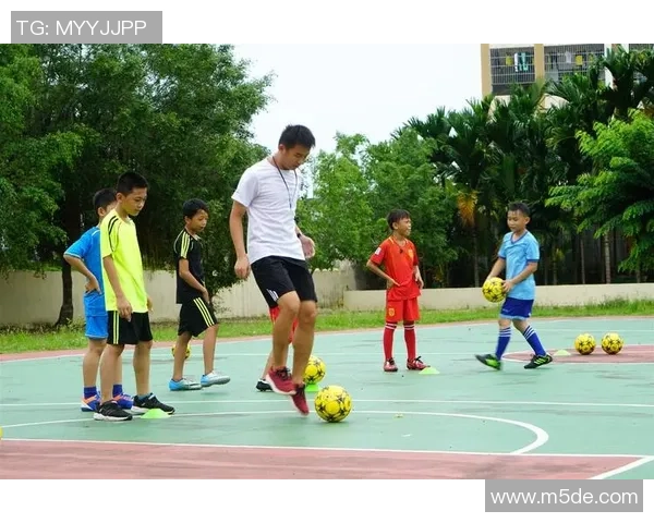 小小球场上的梦想与拼搏很多孩子心中的足球明星之路