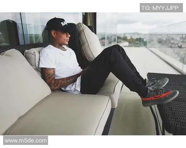 春季足球明星时尚穿搭指南打造运动与潮流完美结合的风格